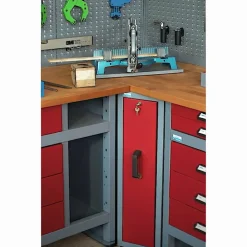 Einbauschrank rot mit Auszug