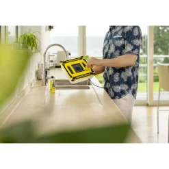 Fensterputzroboter 'RCW 4' mit Wischtuch und Reinigungsmittel