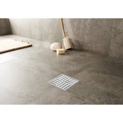 Quadratischer Bodenablauf 3 reihig geschlitzt 15 x 15 cm